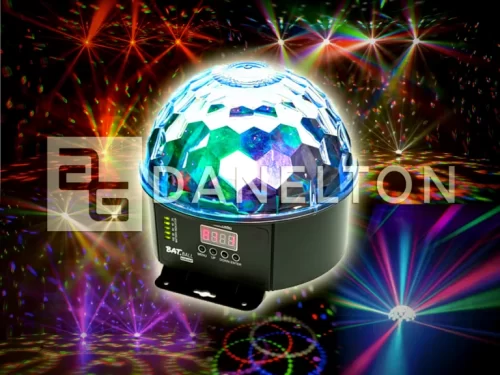 Techninės charakteristikos: Įtampa: Veikia nuo 110 iki 230 V, 50/60 Hz srovei, užtikrinant suderinamumą su įvairiomis elektros sistemomis. Energetikos suvartojimas: Su energiją taupančiu dizainu Hellball III suvartoja vos 15 W, užtikrindamas mažą energijos sąnaudų lygį, neiškreipiant efektyvumo. Jungtys: Įranga turi elektros kabelio prijungimą (kabelis įtrauktas) ir DMX įvestį bei išvestį su 3 pines XLR jungtimi, užtikrinančiomis paprastą įrangos sujungimą su jau esamomis šviesos sistemomis. Šviesos šaltinis: Varomas 3 galingais 3 W RGB LED, Hellball III atkuria ryškią ir dinamišką spalvų gamą, praturtindamas bet kurios erdvės vizualinį patrauklumą. Veikimo režimai: DMX512 (6 kanalai): Suteikia galimybę preciziškai valdyti šviesos efektus. Automatinis režimas: Savarankiškai generuoja įspūdingus vizualinius efektus su automatizuotais sekančiais. Garso reagavimo režimas: Sinchronizuoja šviesos efektus su muzikos ritmu, kurdamas įtraukiantį garso ir šviesos derinį. Matmenys: Kompaktiški ir modernūs, matuojantys 180 x 180 x 160 mm, Hellball III sukuria galimybę lengvai integruoti įvairiuose renginiuose. Svoris: Sveria vos 0,8 kg, todėl ši lengva, tačiau galinga šviesos įranga yra idealiai tinkama lengvam transportavimui ir sumontavimui. Hellball III - tai puikus pasirinkimas tiems, kurie siekia sukurti futuristinį ir vizualiai įspūdingą šviesos efektą. Nuo privačių vakarėlių iki verslo renginių, Hellball III nuoma Vilniuje suteikia galimybę praturtinti bet kokį renginį šiuolaikinės šviesos technologijos spalvų gama.