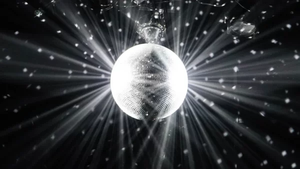 Suteikiame galimybę įtraukti blizgantį ir jautrų veidrodinio gaublio efektą į savo renginį su Disco Ball nuoma Vilniuje. Mūsų pasiūlymas apima 30 cm veidrodinį gaublį, prožektorių ir varikliuką, suteikiantį jums galimybę kurti įspūdingą šviesos šou ir išryškinti šventinę atmosferą. Disco Ball Nuomos Privalumai: Veidrodinis Gaublis: 30 cm veidrodinio gaublio skaidrumas suteikia elegantišką ir dailų efektą, žėrinčią šviesos spindulių įvairovę visoje erdvėje. Prožektorius: Įtraukite prožektorių į savo nuomos paketą ir pasirinkite tinkamas spalvas ir šviesos intensyvumą, kad būtų sukurtas itin įdomus ir stulbinantis efektas. Varikliukas: Nuomojamas varikliukas užtikrina veikimo stabilumą ir nuolatinį gaublio sukimosi judesį, suteikiantį jūsų renginiui gyvumo. Unikalus Šviesos Efektas: Disco Ball su prožektoriumi ir varikliuku suteikia galimybę kurti šviesos bangų ir švytinčių spindulių efektą, pritraukiantį dėmesį ir suteikiantį jūsų renginiui išskirtinumo. Paprastas Naudojimas: Šviesos efektų valdymas yra paprastas, o veidrodinio gaublio dizainas suteikia galimybę lengvai integruoti jį į bet kurį erdvės dekorą. Nuoma Vilniuje: Mes suteikiame jums galimybę naudotis šiuo visapusišku šviesos efektu Vilniuje, kad jūsų renginys taptų ne tik įsimintinas, bet ir stilizuotas. Disco Ball su prožektoriumi ir varikliuku yra puiki pasirinkimo galimybė tiems, kurie nori papuošti savo šventinį renginį ar vakarėlį originaliu šviesos akcentu. Tai ne tik suteiks jūsų renginiui šokių salės atmosferą, bet ir pabrėš jo išskirtinumą bei eleganciją. Su mumis galite įgyvendinti savo šviesos dizaino idėjas ir suteikti jūsų renginiui ypatingo grožio.