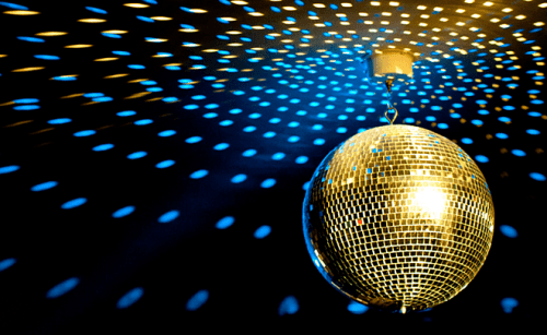 Suteikiame galimybę įtraukti blizgantį ir jautrų veidrodinio gaublio efektą į savo renginį su Disco Ball nuoma Vilniuje. Mūsų pasiūlymas apima 30 cm veidrodinį gaublį, prožektorių ir varikliuką, suteikiantį jums galimybę kurti įspūdingą šviesos šou ir išryškinti šventinę atmosferą. Disco Ball Nuomos Privalumai: Veidrodinis Gaublis: 30 cm veidrodinio gaublio skaidrumas suteikia elegantišką ir dailų efektą, žėrinčią šviesos spindulių įvairovę visoje erdvėje. Prožektorius: Įtraukite prožektorių į savo nuomos paketą ir pasirinkite tinkamas spalvas ir šviesos intensyvumą, kad būtų sukurtas itin įdomus ir stulbinantis efektas. Varikliukas: Nuomojamas varikliukas užtikrina veikimo stabilumą ir nuolatinį gaublio sukimosi judesį, suteikiantį jūsų renginiui gyvumo. Unikalus Šviesos Efektas: Disco Ball su prožektoriumi ir varikliuku suteikia galimybę kurti šviesos bangų ir švytinčių spindulių efektą, pritraukiantį dėmesį ir suteikiantį jūsų renginiui išskirtinumo. Paprastas Naudojimas: Šviesos efektų valdymas yra paprastas, o veidrodinio gaublio dizainas suteikia galimybę lengvai integruoti jį į bet kurį erdvės dekorą. Nuoma Vilniuje: Mes suteikiame jums galimybę naudotis šiuo visapusišku šviesos efektu Vilniuje, kad jūsų renginys taptų ne tik įsimintinas, bet ir stilizuotas. Disco Ball su prožektoriumi ir varikliuku yra puiki pasirinkimo galimybė tiems, kurie nori papuošti savo šventinį renginį ar vakarėlį originaliu šviesos akcentu. Tai ne tik suteiks jūsų renginiui šokių salės atmosferą, bet ir pabrėš jo išskirtinumą bei eleganciją. Su mumis galite įgyvendinti savo šviesos dizaino idėjas ir suteikti jūsų renginiui ypatingo grožio.
